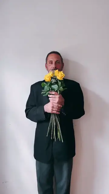 Ôm bó hồng vàng chờ ai đó
