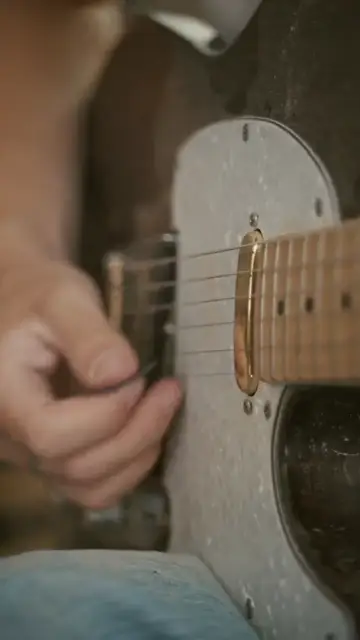 Gảy guitar mộc buổi chiều