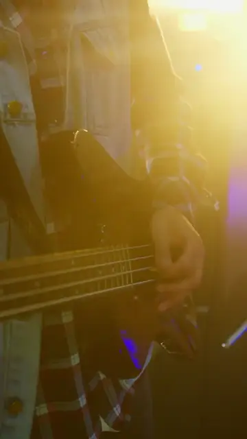 Tay bass trên sân khấu