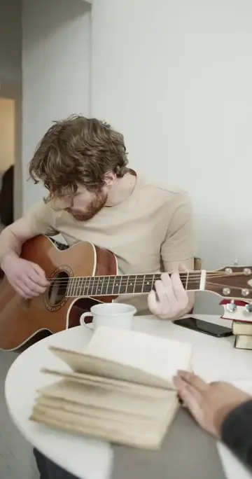 Guitar và tách cà phê