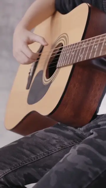 Cậu bé chơi guitar