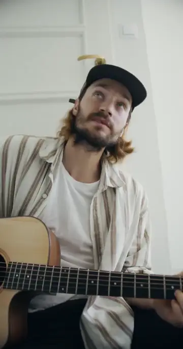 Anh râu rậm và cây guitar