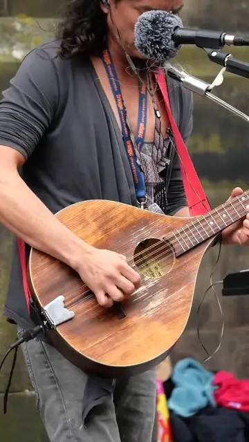 Đàn mandolin đường phố