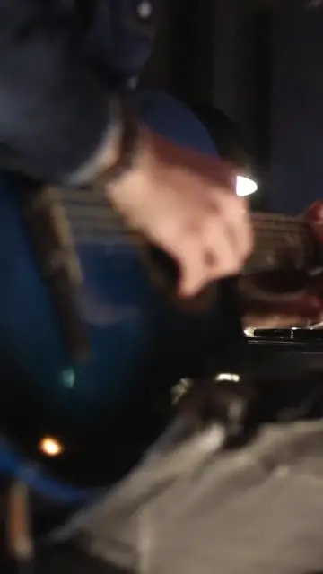 Guitar trong căn phòng tối