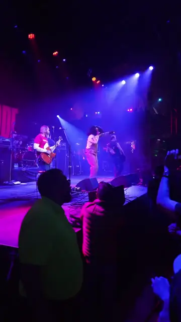 Ban nhạc rock trên sân khấu