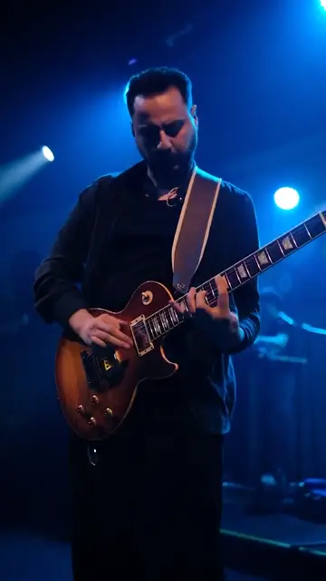 Guitarist dưới đèn xanh