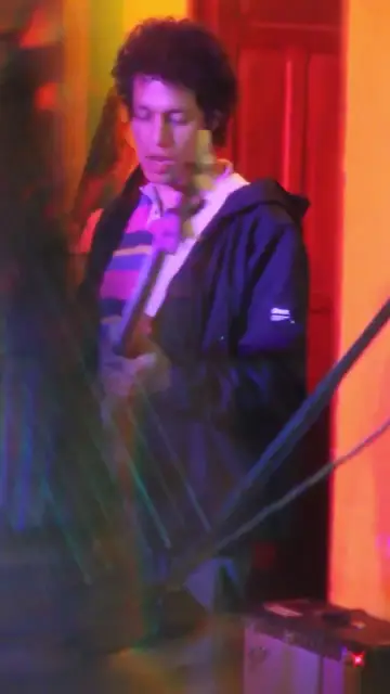 Tóc xoăn và cây guitar