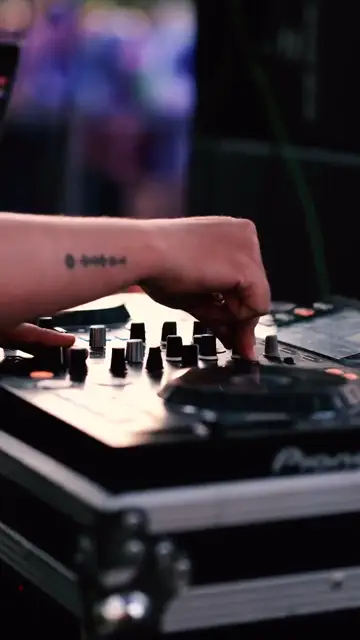 DJ chơi nhạc ngoài trời