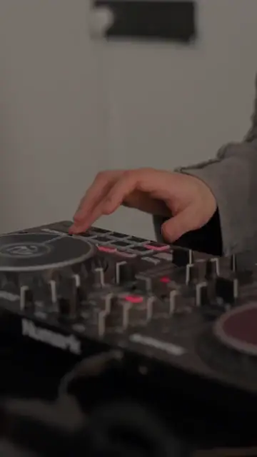 Cận cảnh bàn mix của DJ