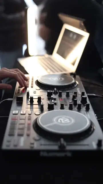 DJ trong sự kiện