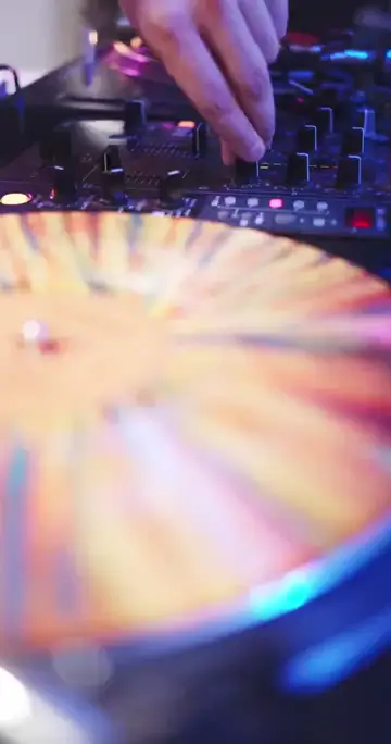 DJ ở vũ trường