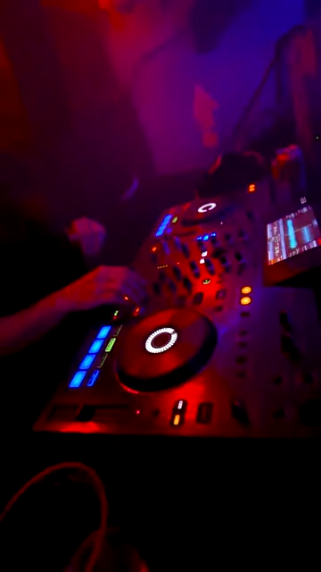 DJ dưới ánh đèn đỏ