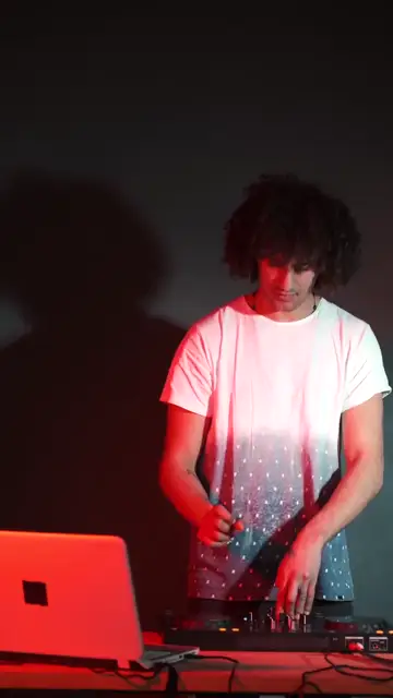 DJ và bàn điều khiển