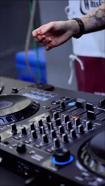 Đôi tay DJ trên thiết bị