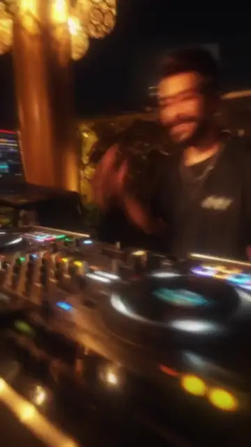 DJ bùng nổ ở hộp đêm