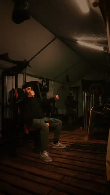Tập gym trong ánh sáng mờ