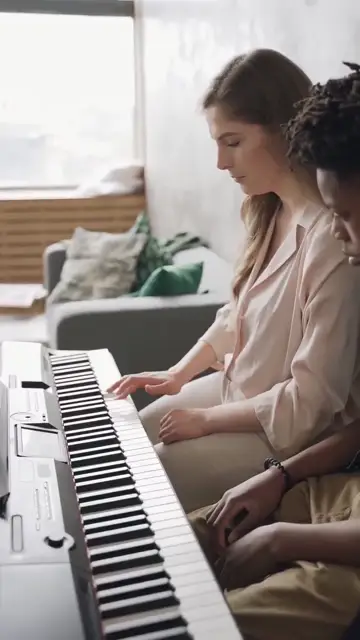 Cậu bé học đàn piano
