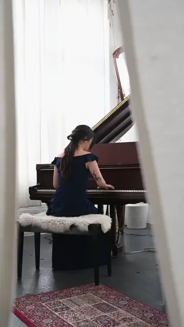 Cô gái chơi dương cầm