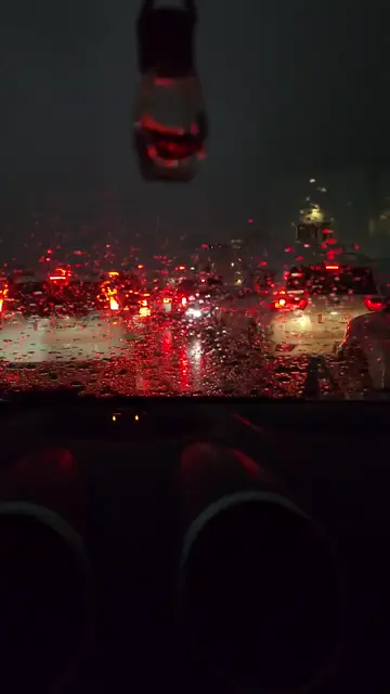 Lái xe trong đêm mưa