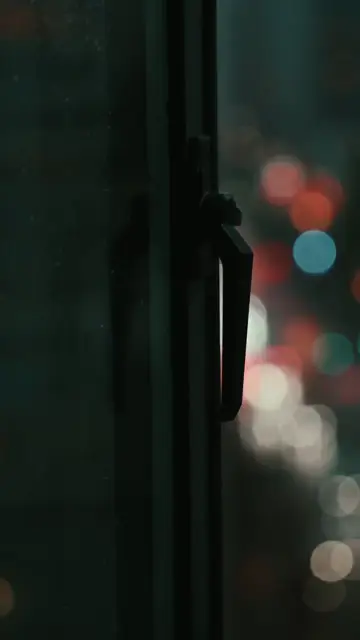 Phố đêm nhìn qua ô cửa