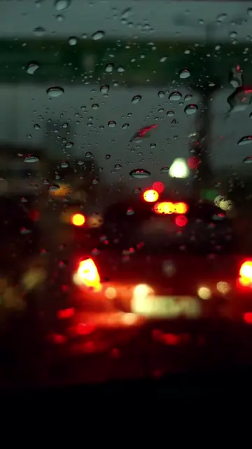 Kính xe đẫm mưa ở ngã tư