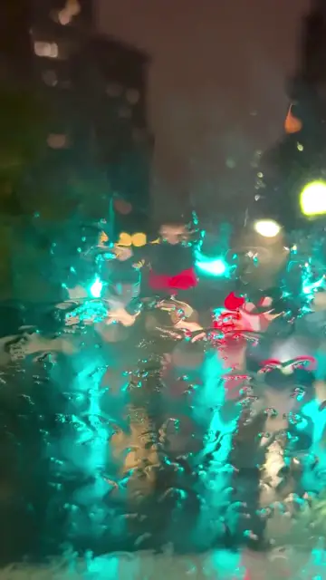Phố mưa đêm rực đèn màu