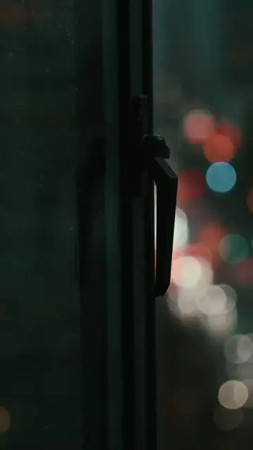 Thành phố đêm với dòng xe không ngủ
