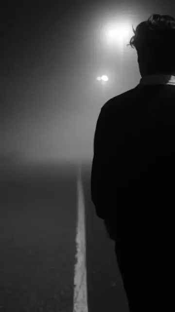 Một mình trên con đường sương đêm