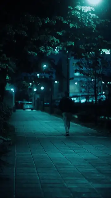 Lối đi đêm dưới ánh neon