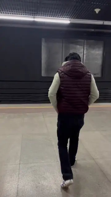 Bóng lưng trên sân ga tàu điện