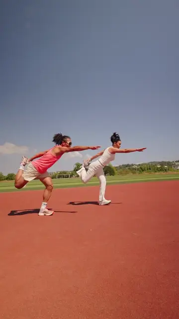 Hai cô gái tập yoga ngoài trời